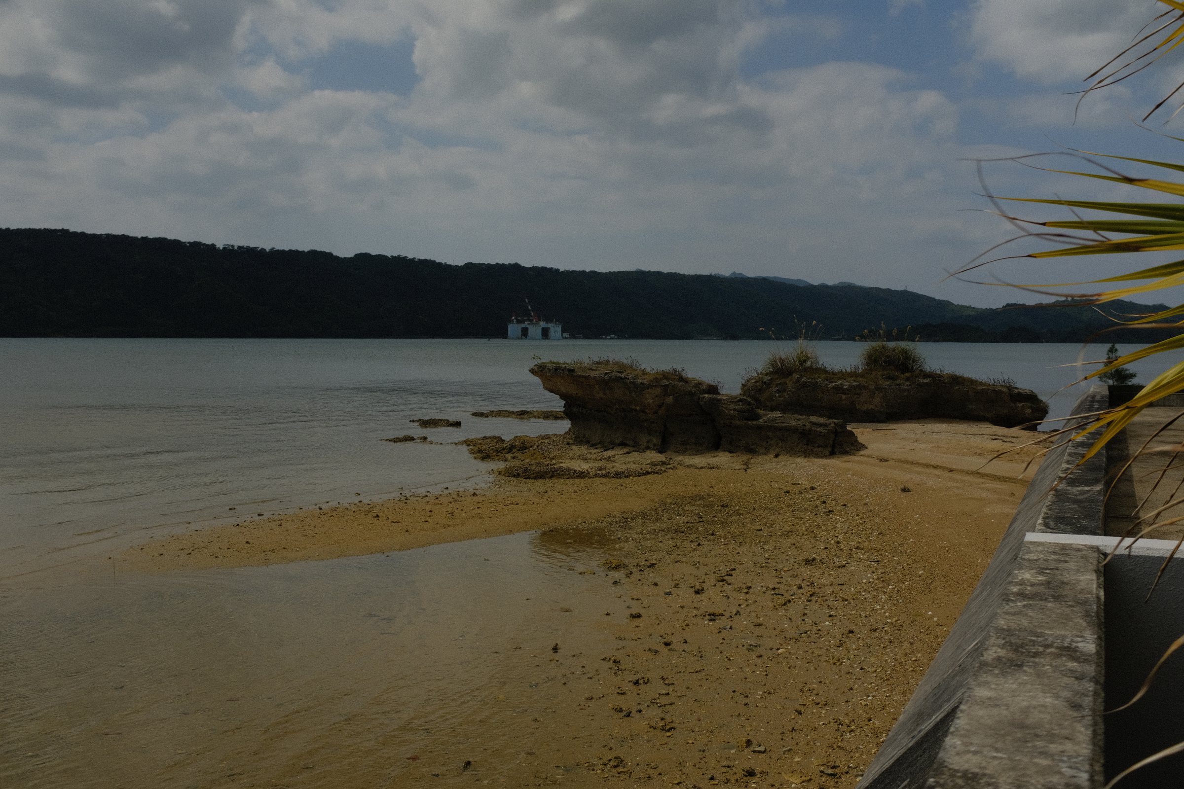 潮の引いた宿の前の浜と、岩の小島