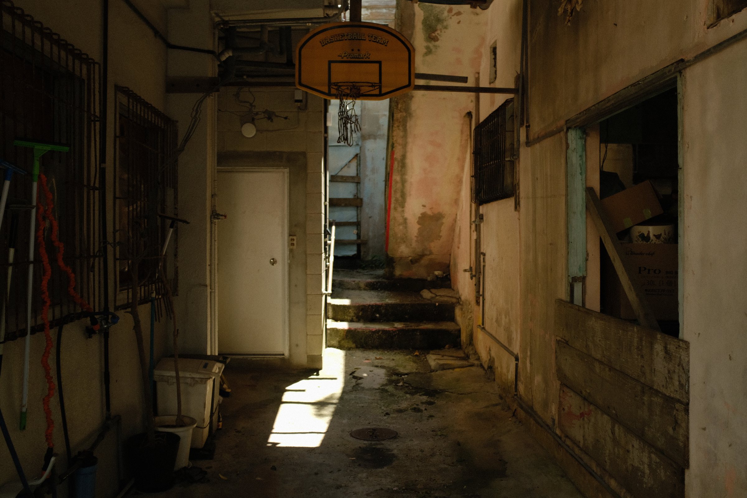 建物の裏の通路に、真上から落ちる光