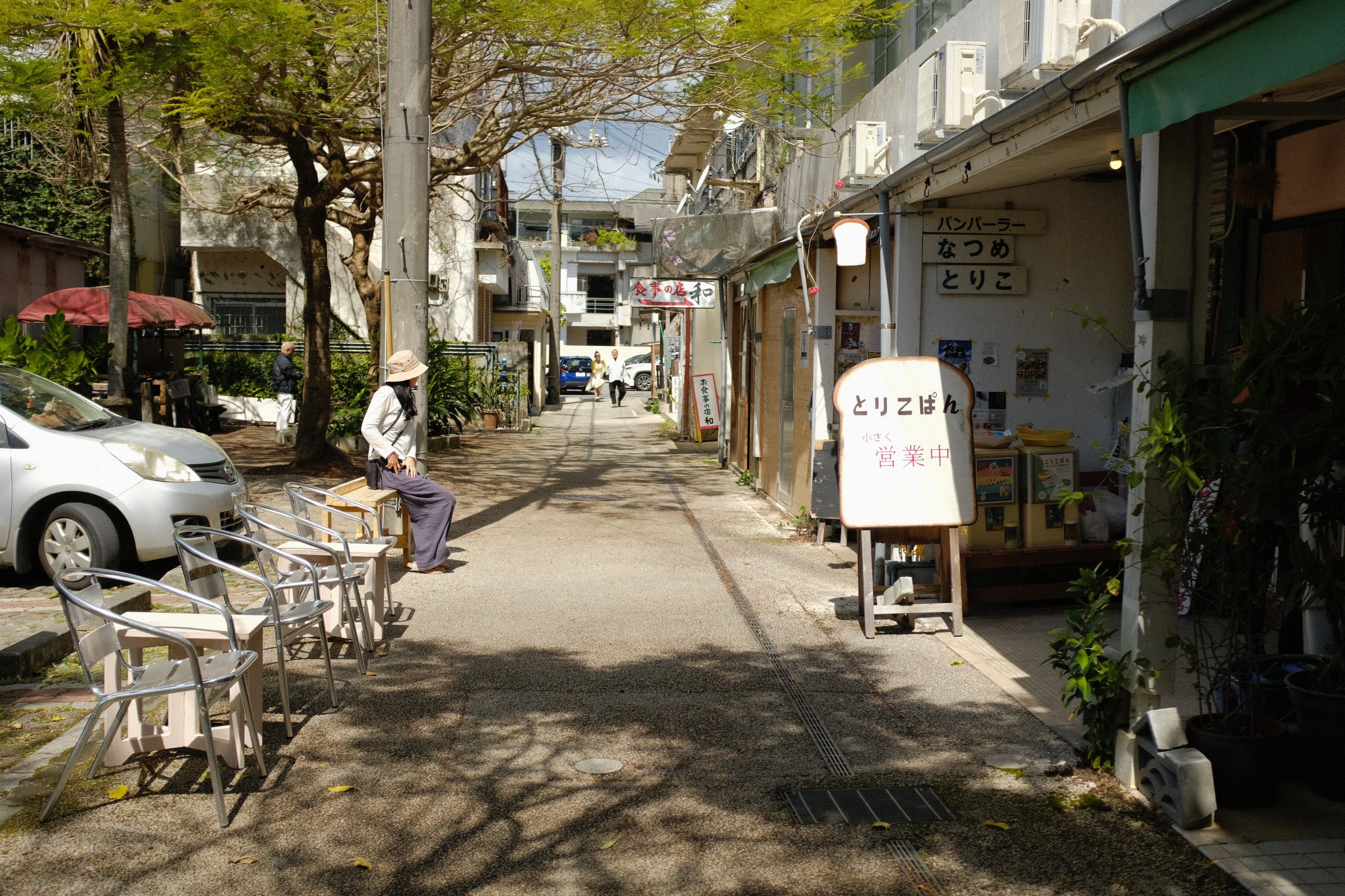 木陰の路地の軒先に出された椅子とテーブル