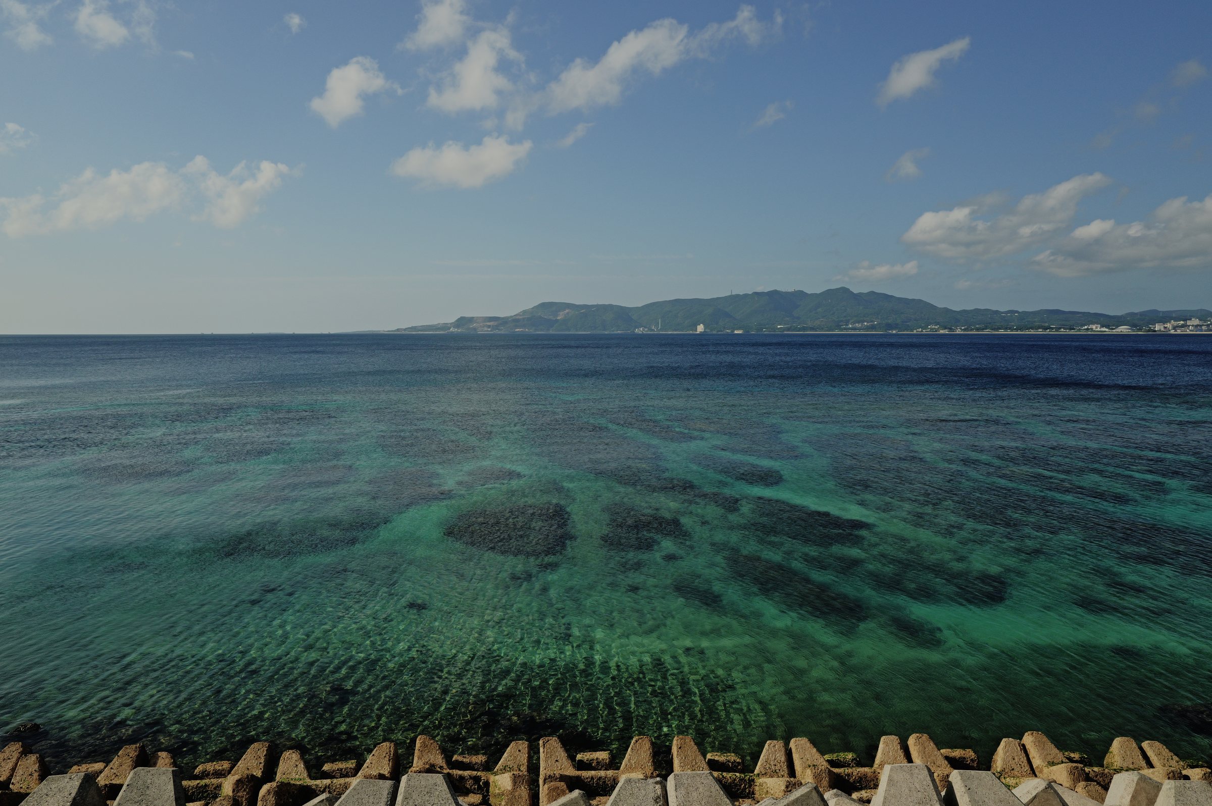 上から見下ろす、底の透けた青緑の海