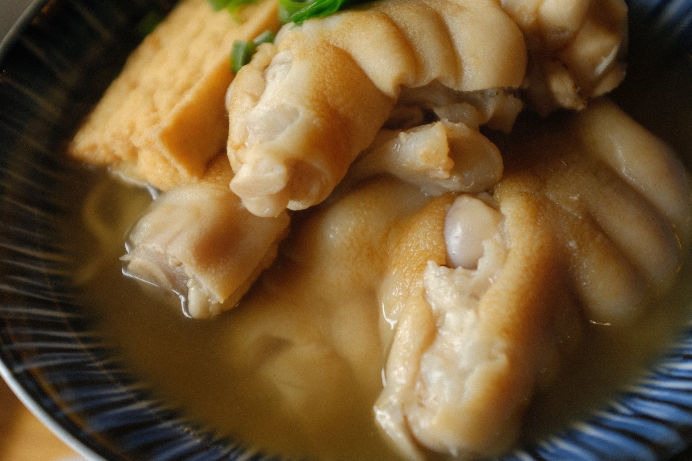 てびちと油揚げが大きく盛られたそば