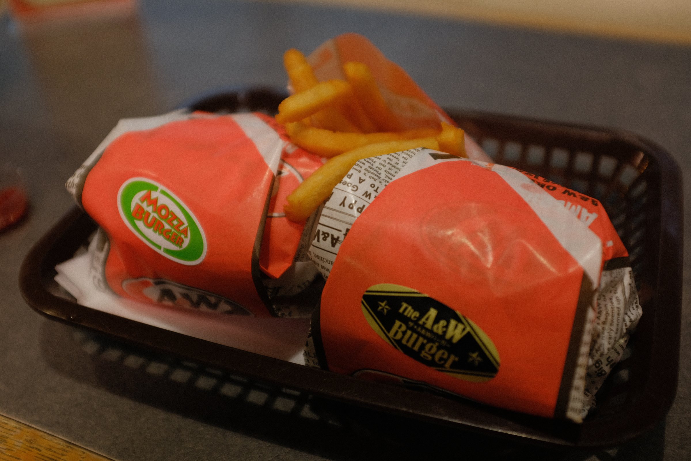 かごに入った A&W のハンバーガーとポテト