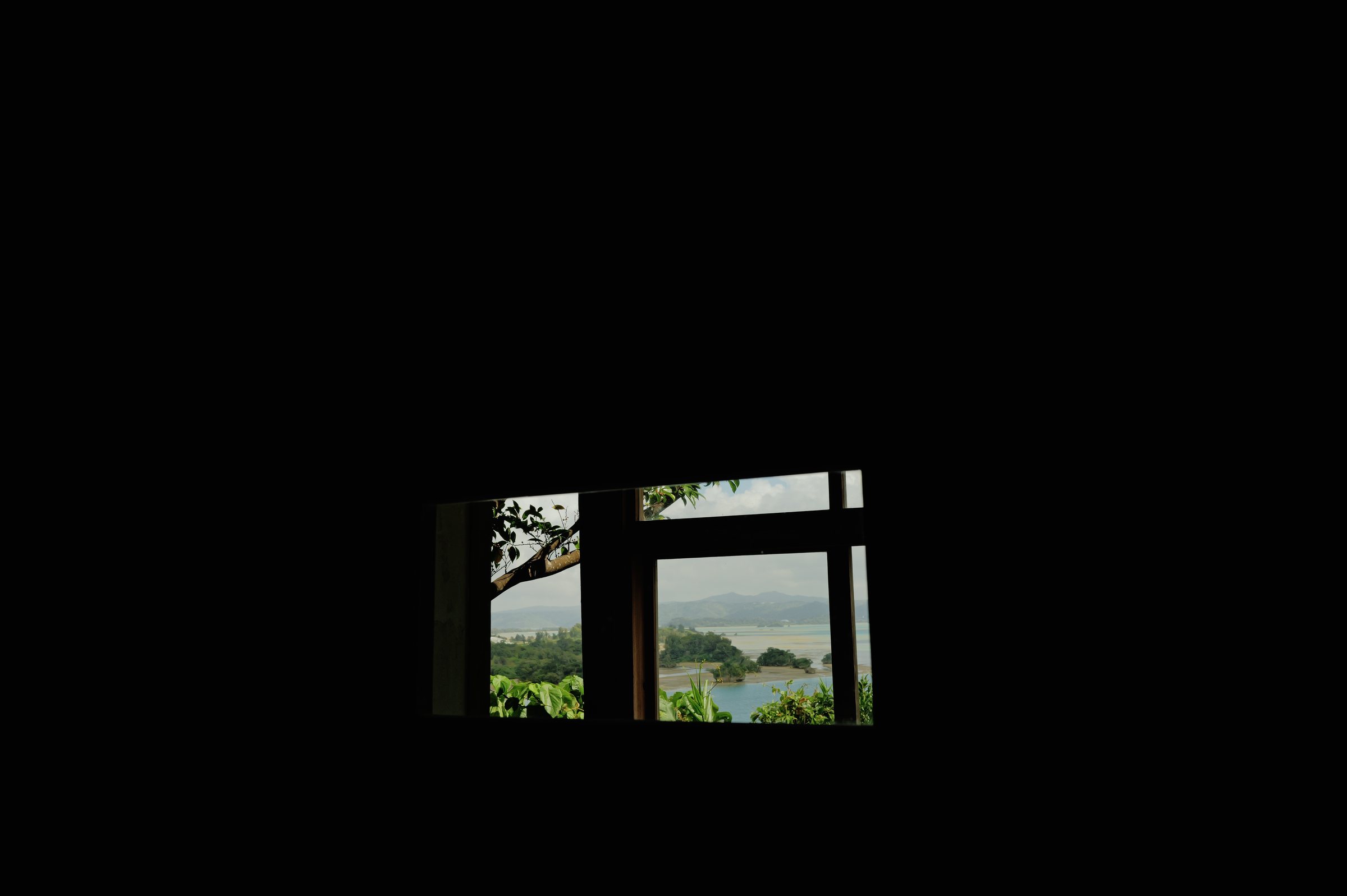 暗い部屋の奥にひとつだけ開いた、小さな窓と内海