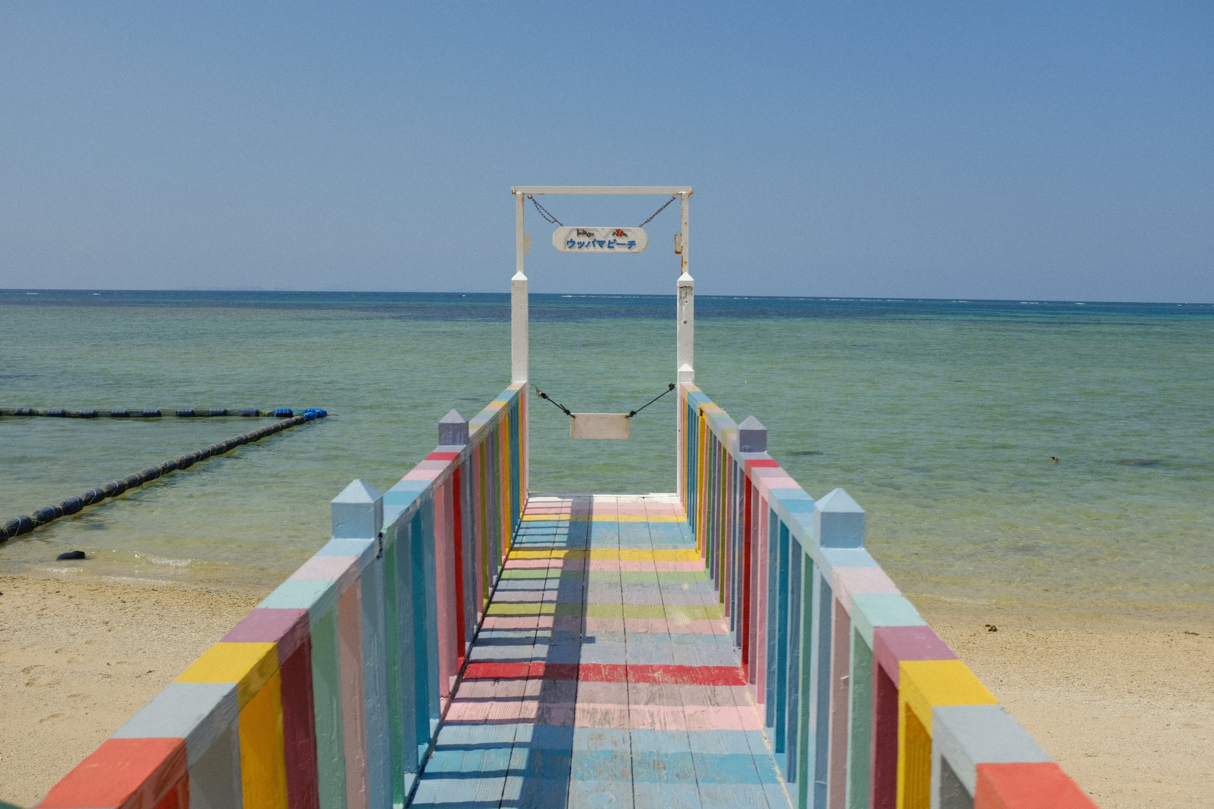 浅い海へ延びる、色とりどりの桟橋
