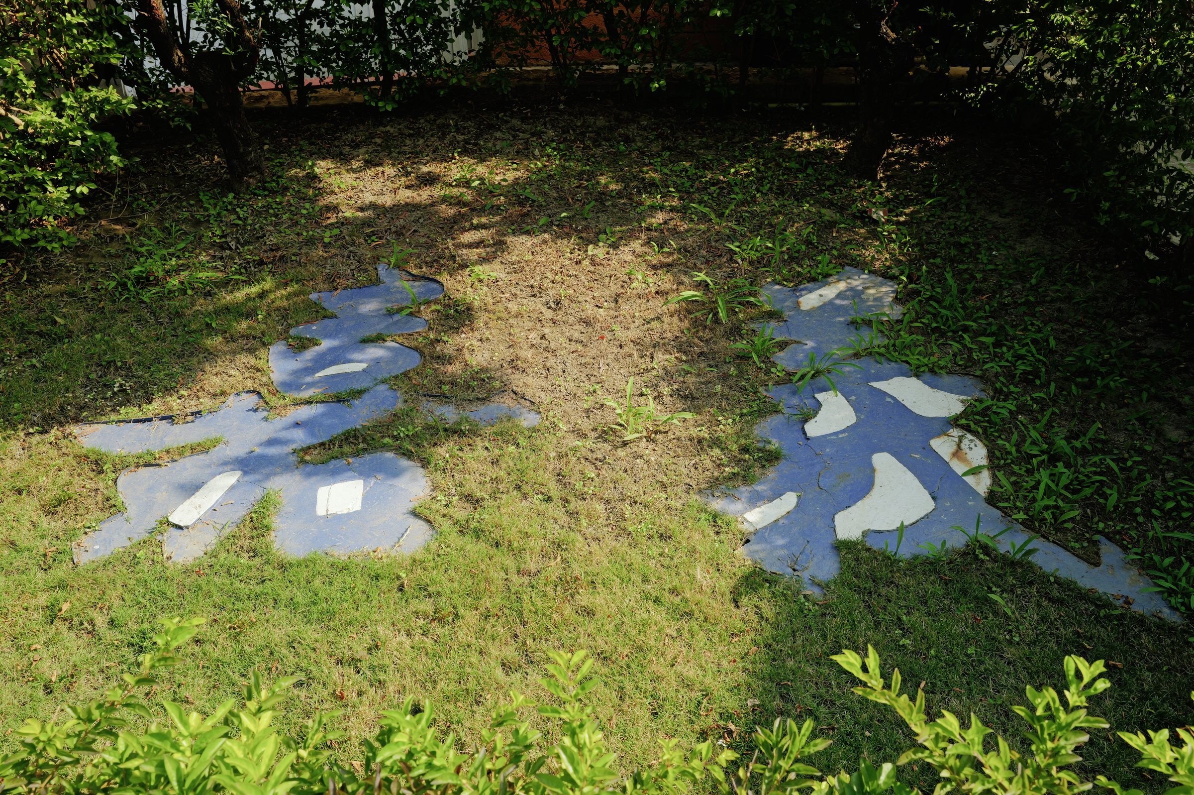 駅の植え込みにかたどられた「嘉義」の二文字