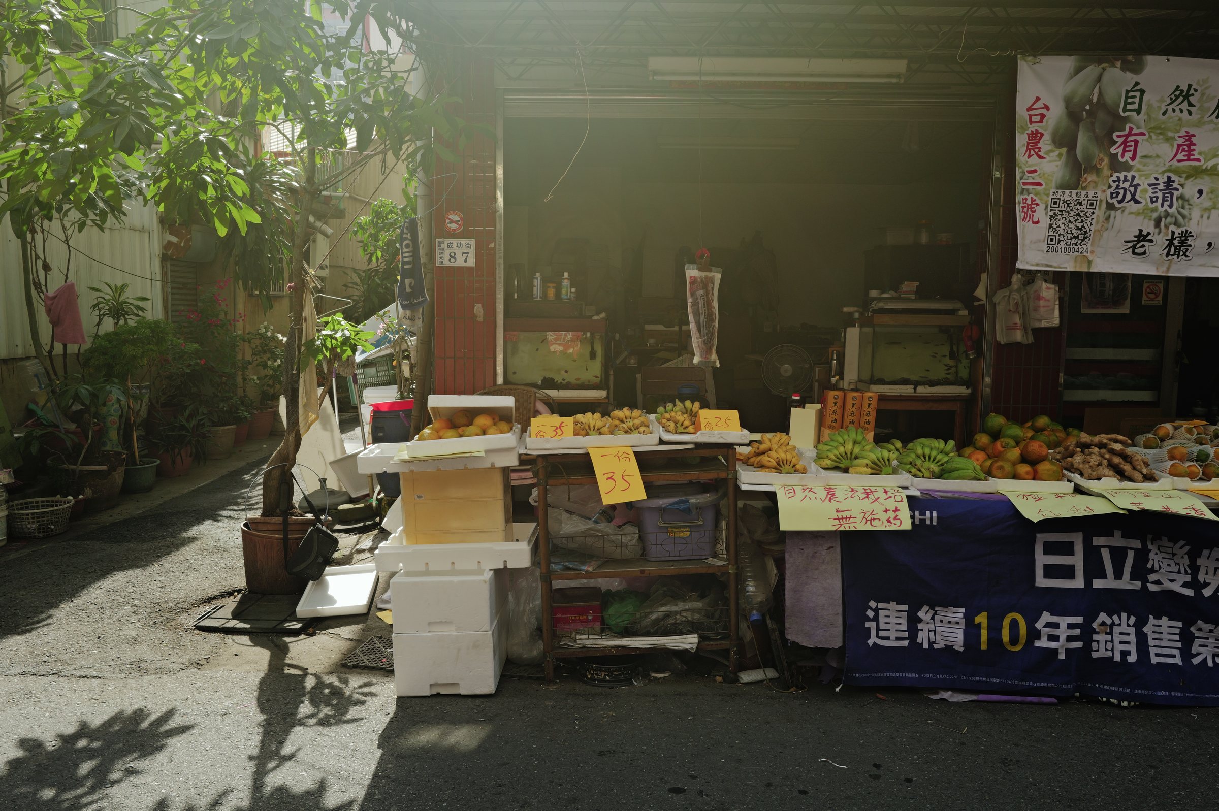 霞んだ朝の光に包まれた市場の店先