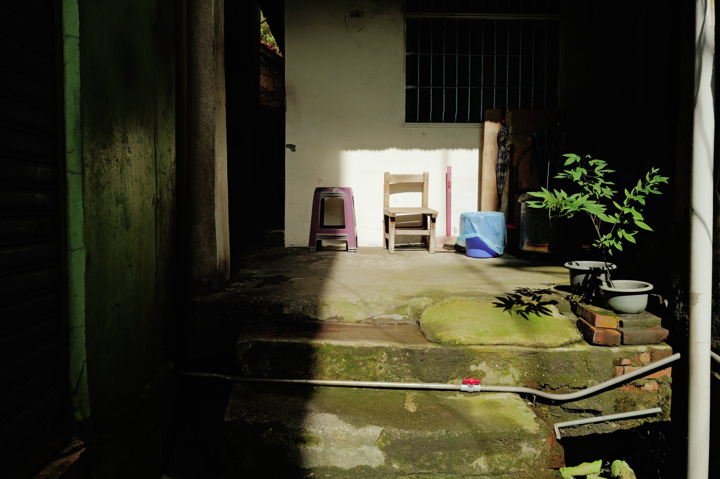 暗い部屋に入る白い光と、空いた椅子
