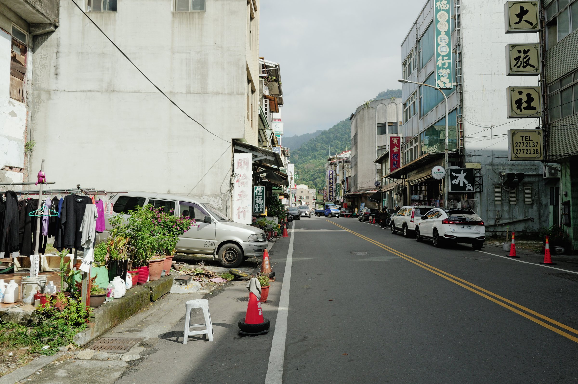 旅社の看板が残る通りと、その先の山