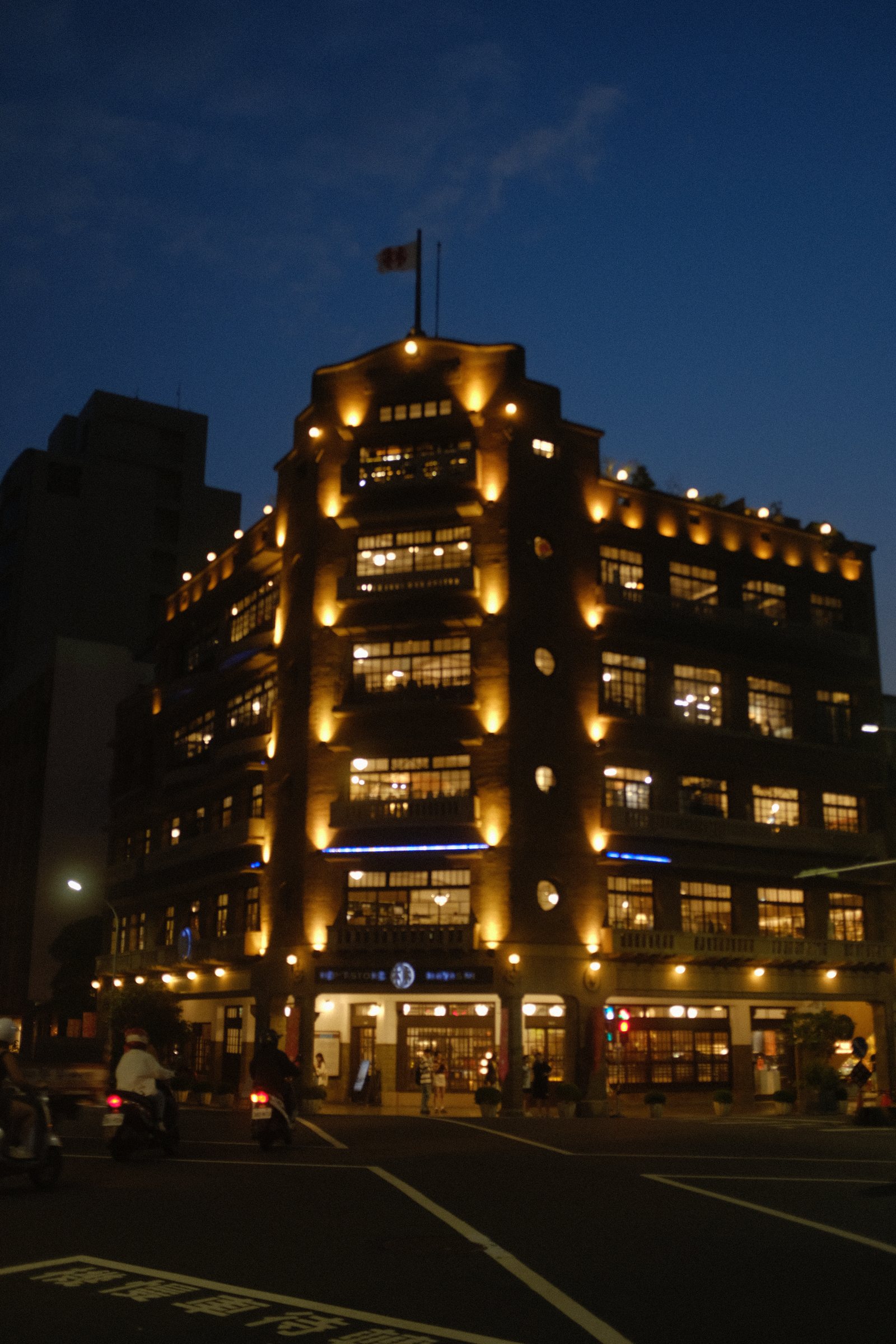 夜、窓に明かりのともる林百貨