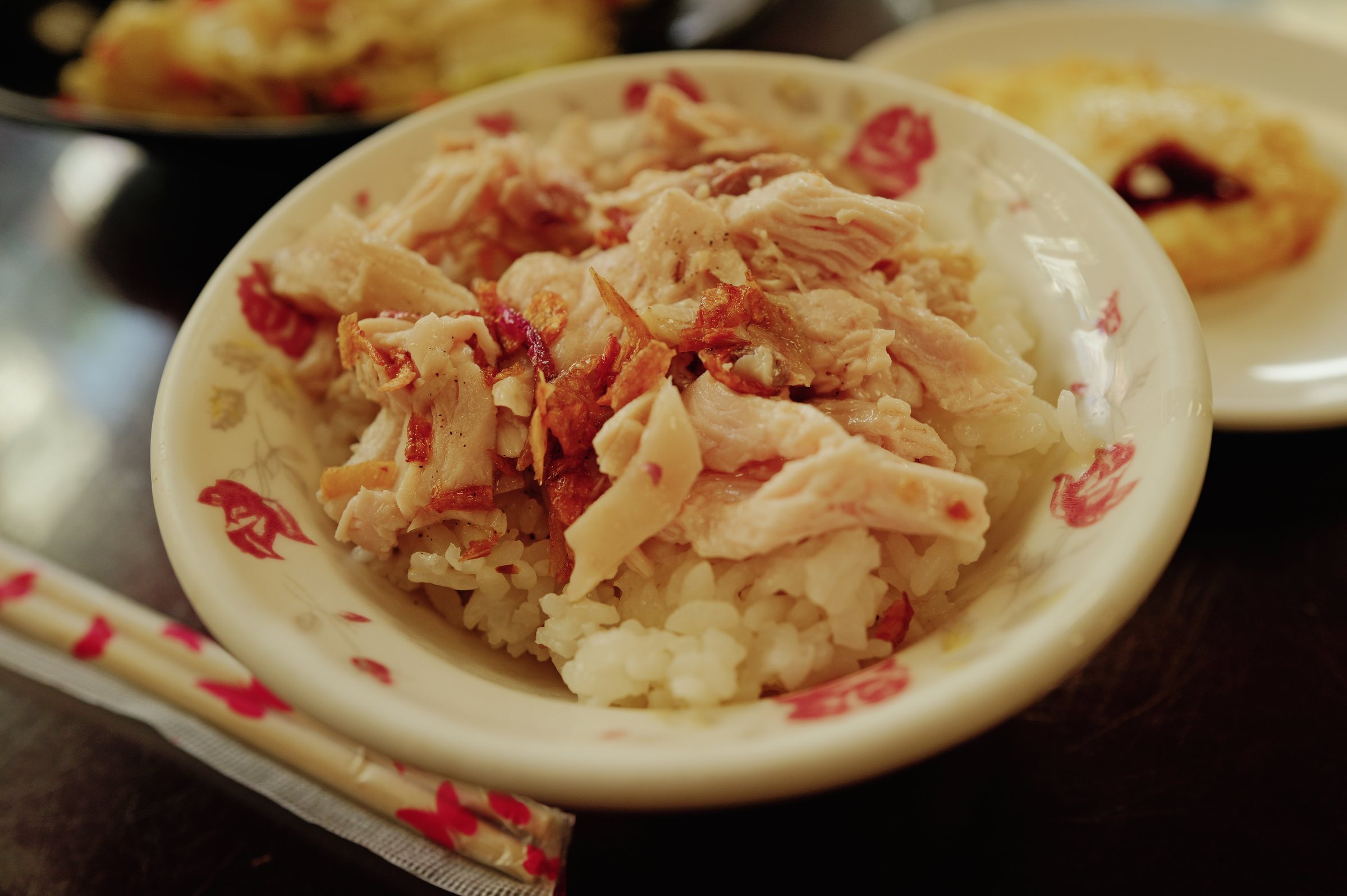 裂いた鶏肉がご飯にのった鶏肉飯