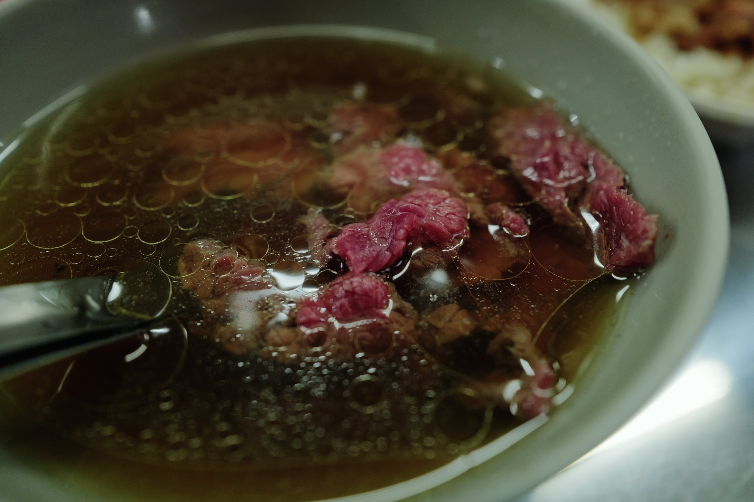 薄く切った赤い牛肉の入った牛肉湯